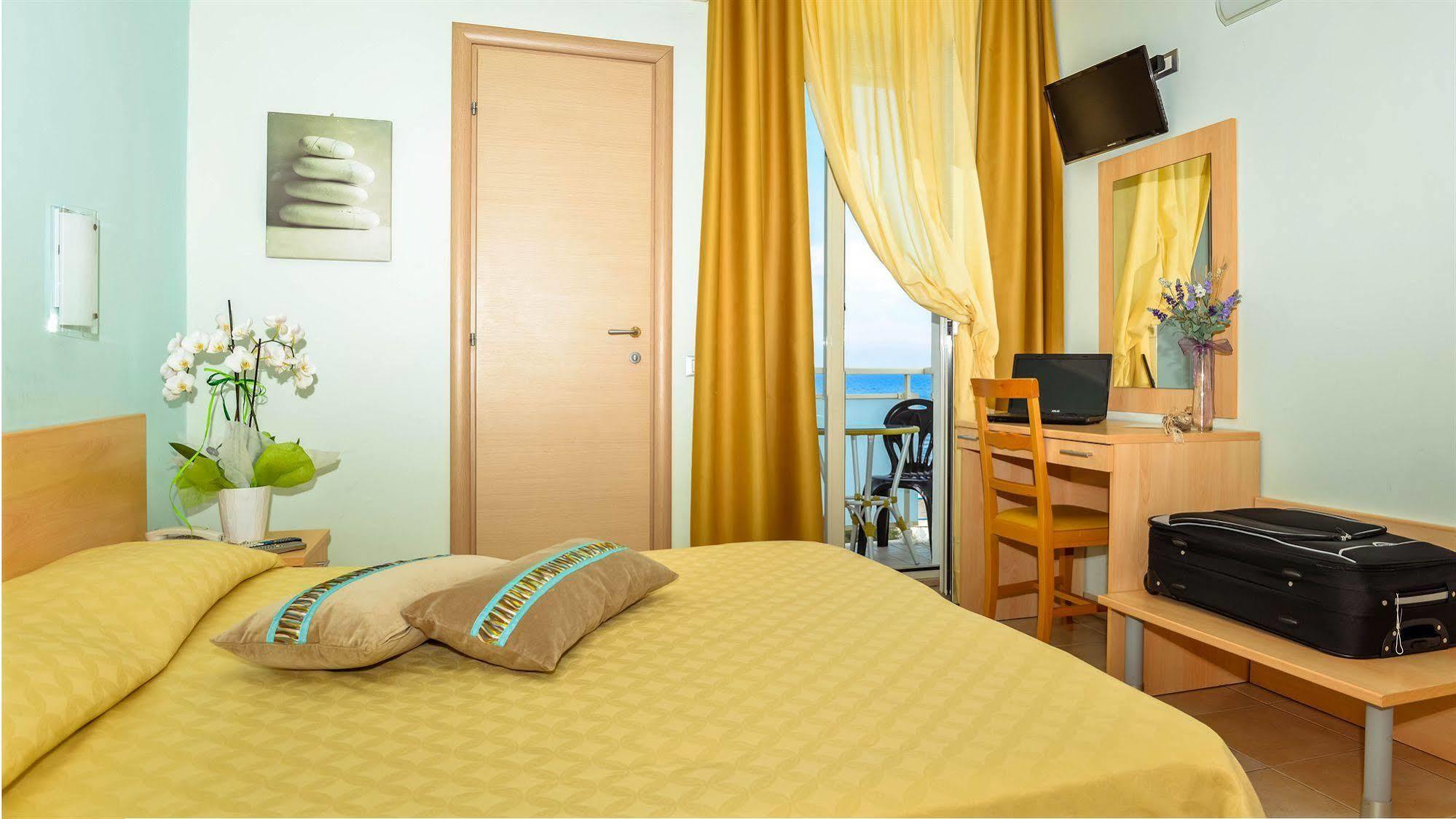 Hotel Caggiari Сенигаллия Экстерьер фото